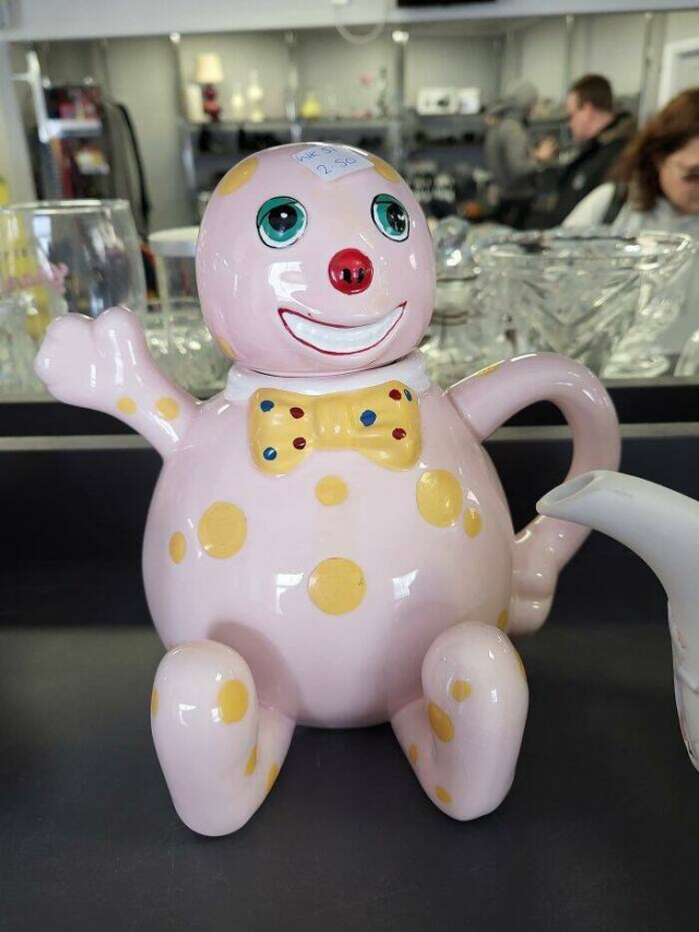 Odd Finds In Charity Shops (40 pics)
