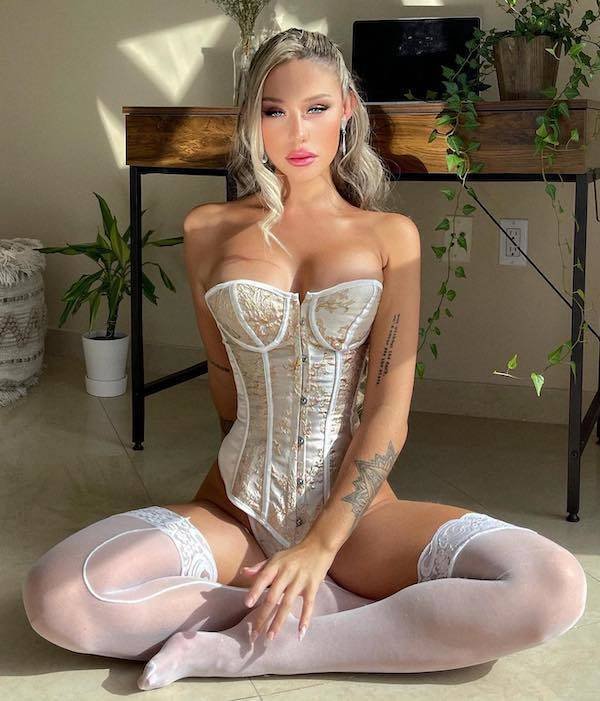 Girls In Corsets (33 pics)