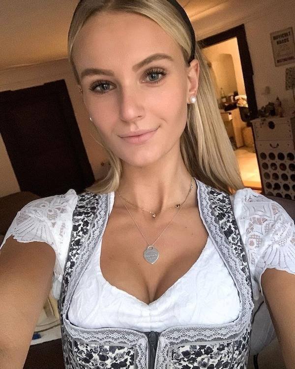 Girls In Corsets (33 pics)