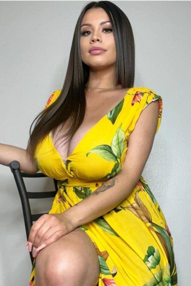 Busty Girls (49 pics)