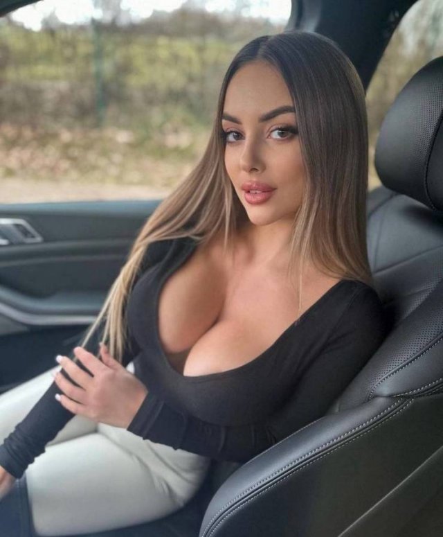 Busty Girls (49 pics)