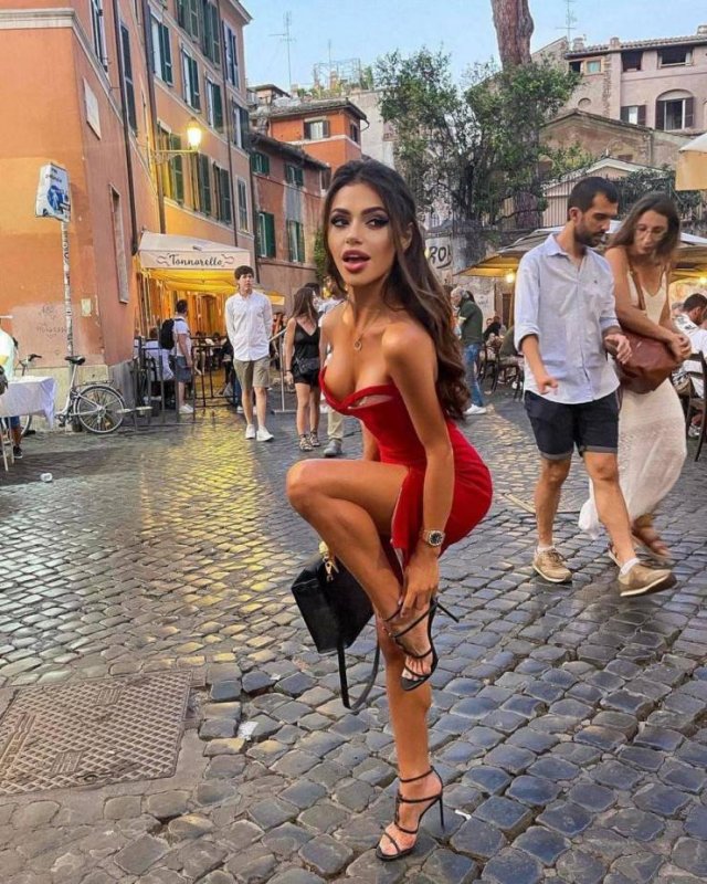 Girls In Dresses (63 pics)