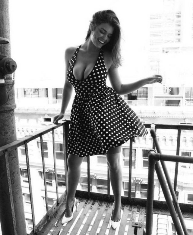 Girls In Dresses (63 pics)
