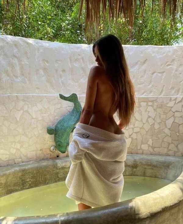 Girls In Towels (34 pics)