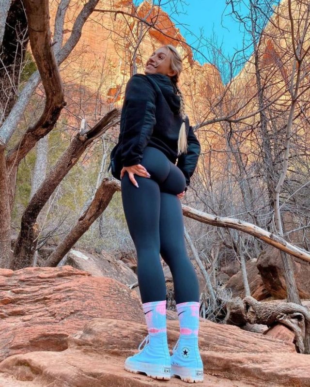 Girls In Yoga Pants (53 pics)