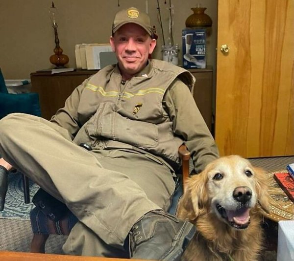 Cute Dogs With Postmen (30 pics)