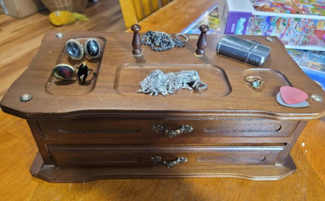 Cool Finds In Thrift Shops (24 pics)