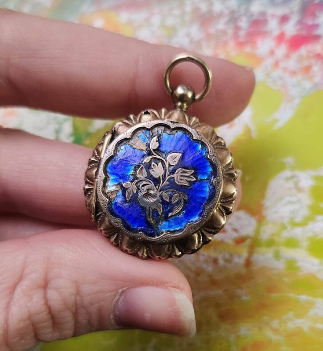Cool Finds In Thrift Shops (24 pics)