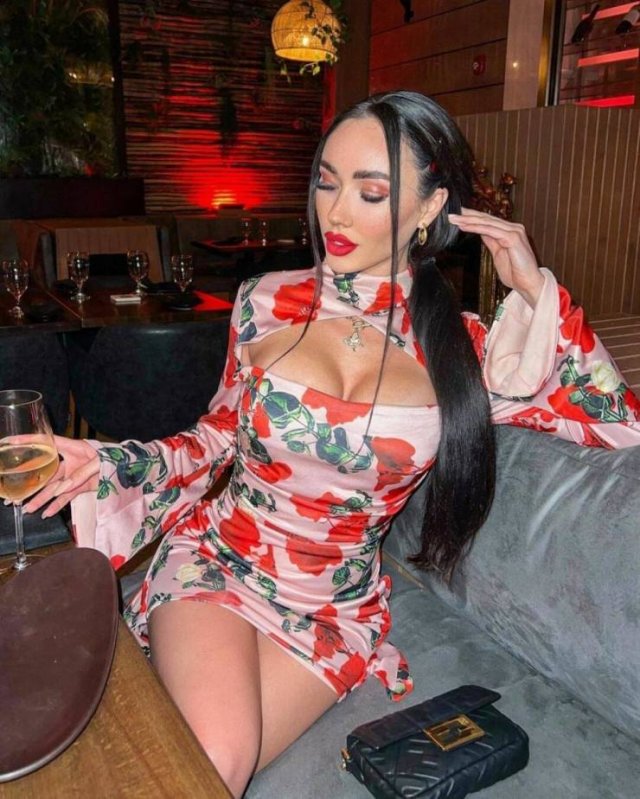 Girls With Red Lips (56 pics)