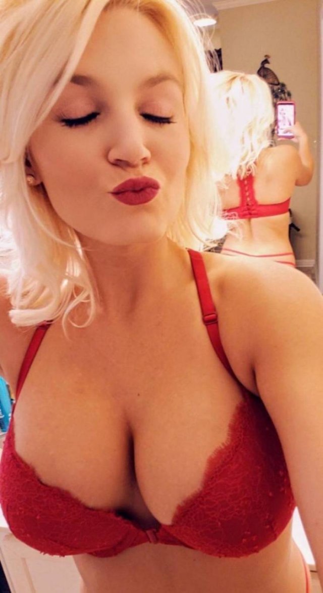 Girls With Red Lips (56 pics)
