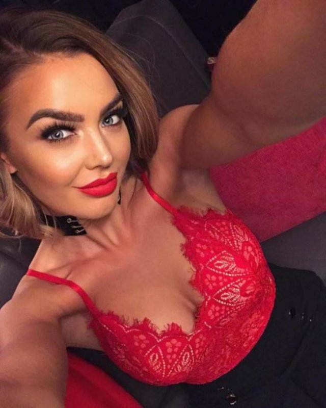 Girls With Red Lips (56 pics)