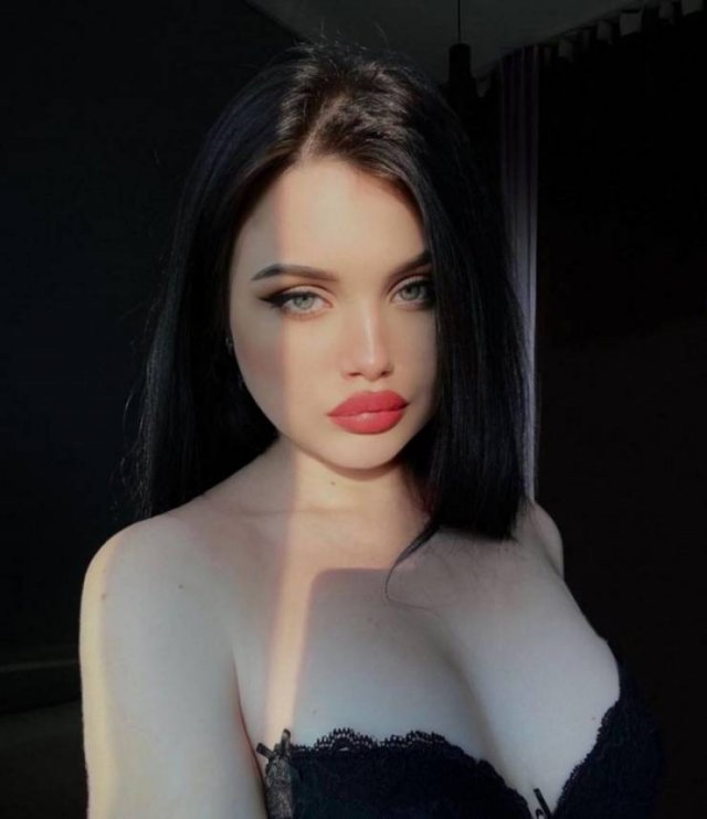 Girls With Red Lips (56 pics)