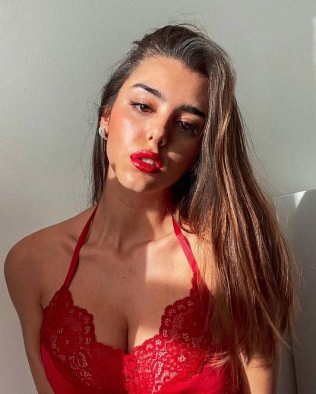 Girls With Red Lips (56 pics)