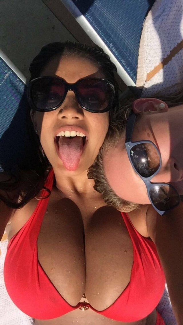 Hot Girls (42 pics)