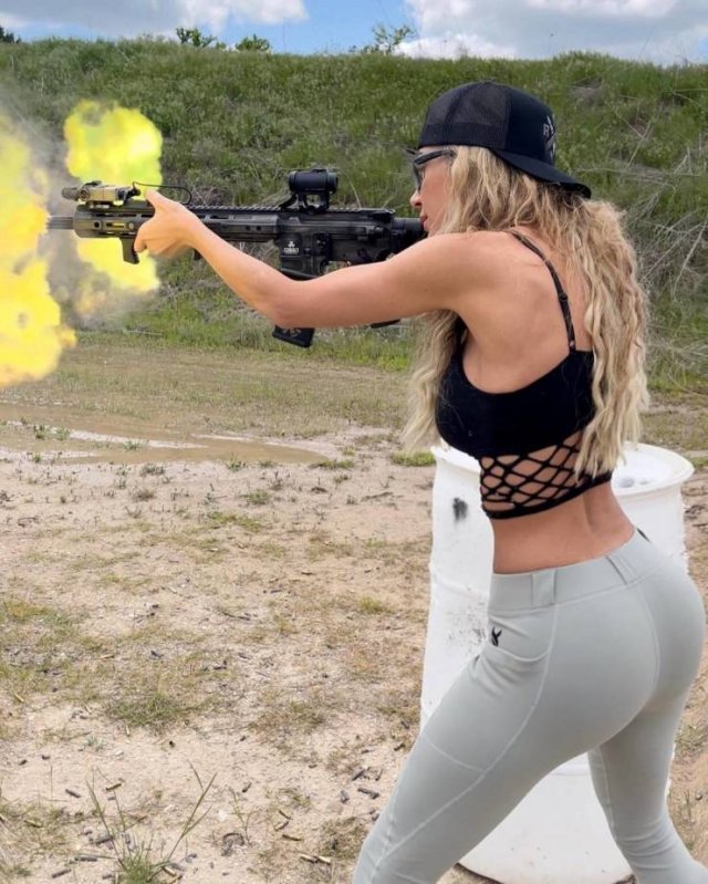 Girls With Guns (49 pics)