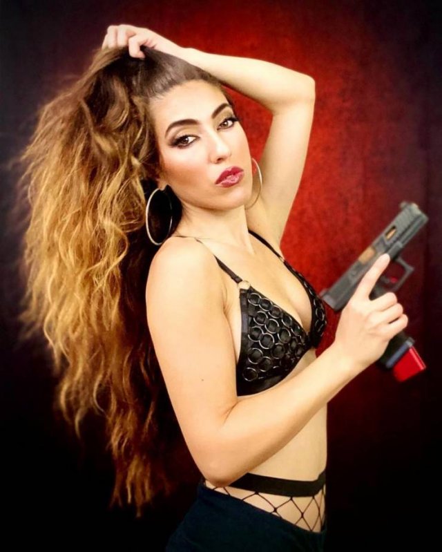 Girls With Guns (49 pics)