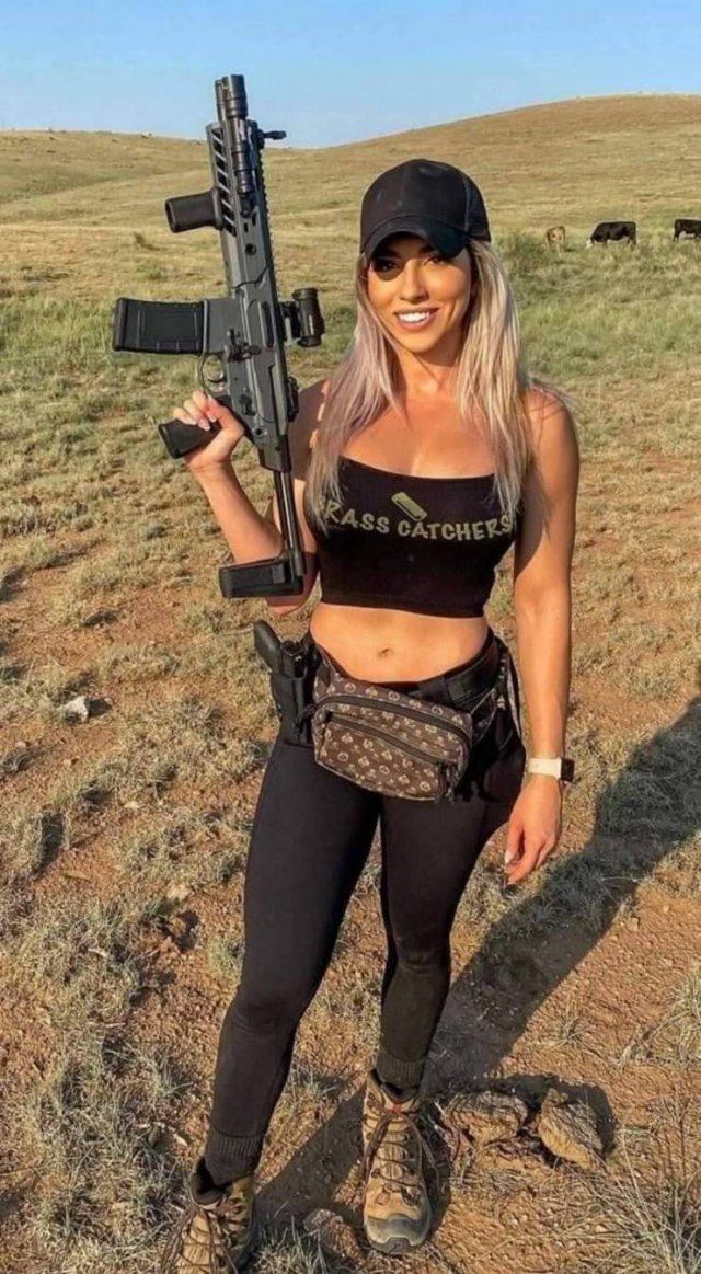 Girls With Guns (49 pics)