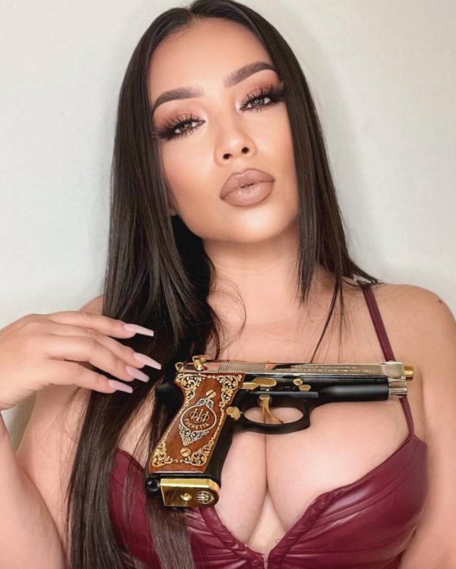 Girls With Guns (49 pics)