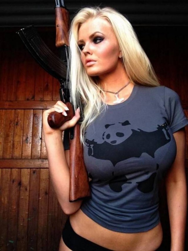 Girls With Guns (49 pics)