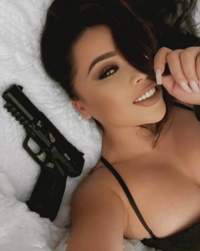 Girls With Guns (49 pics)