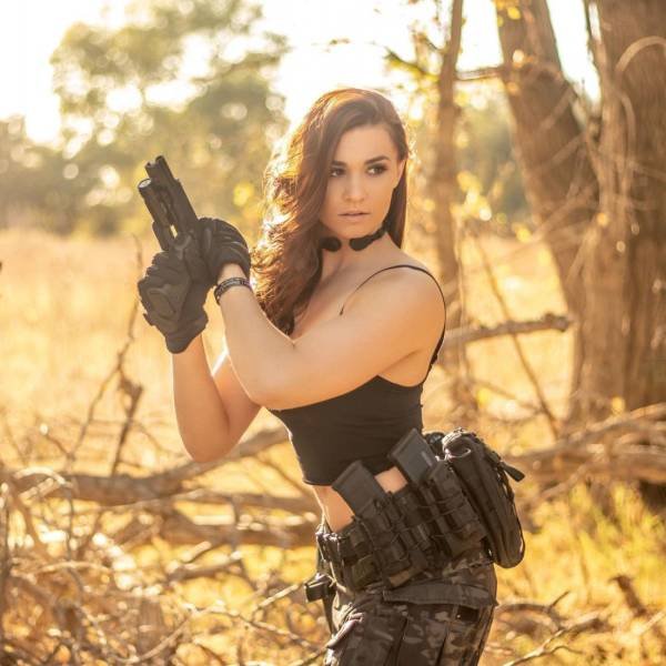 Girls With Guns (49 pics)