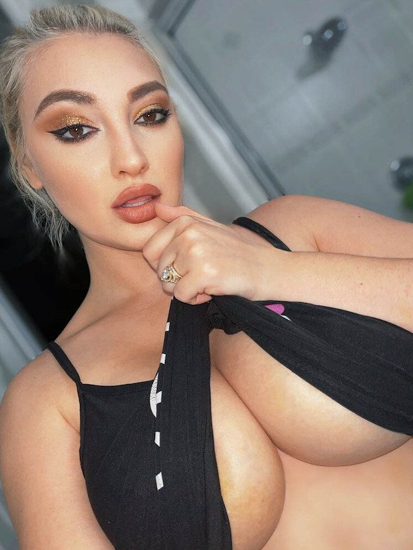 Braless Girls (32 pics)