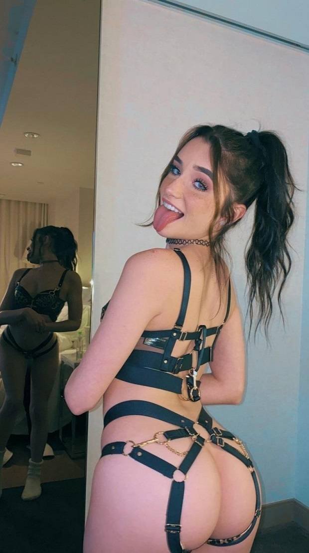 Rear View (52 pics)