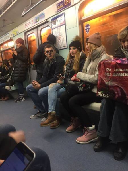 Odd People In The Subway (28 pics)