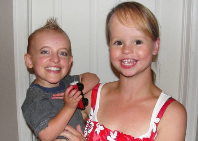 Interesting And Funny Family Photos (16 pics)