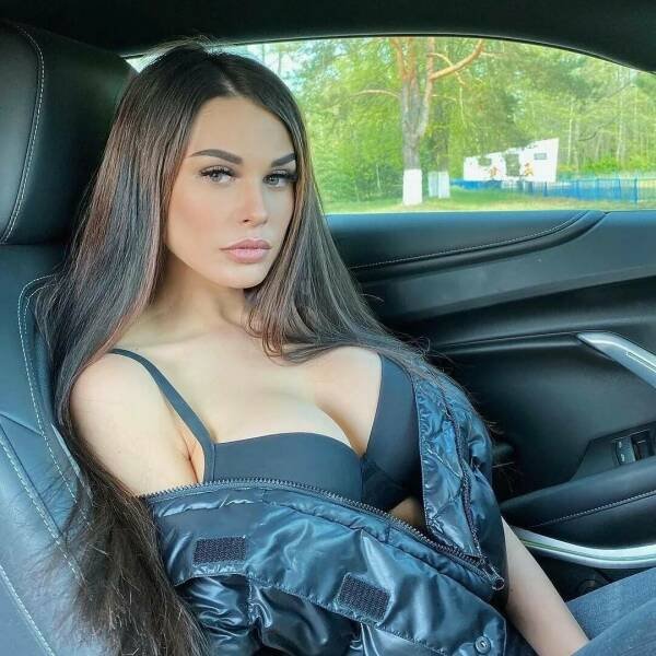 Girls And Cars (32 pics)