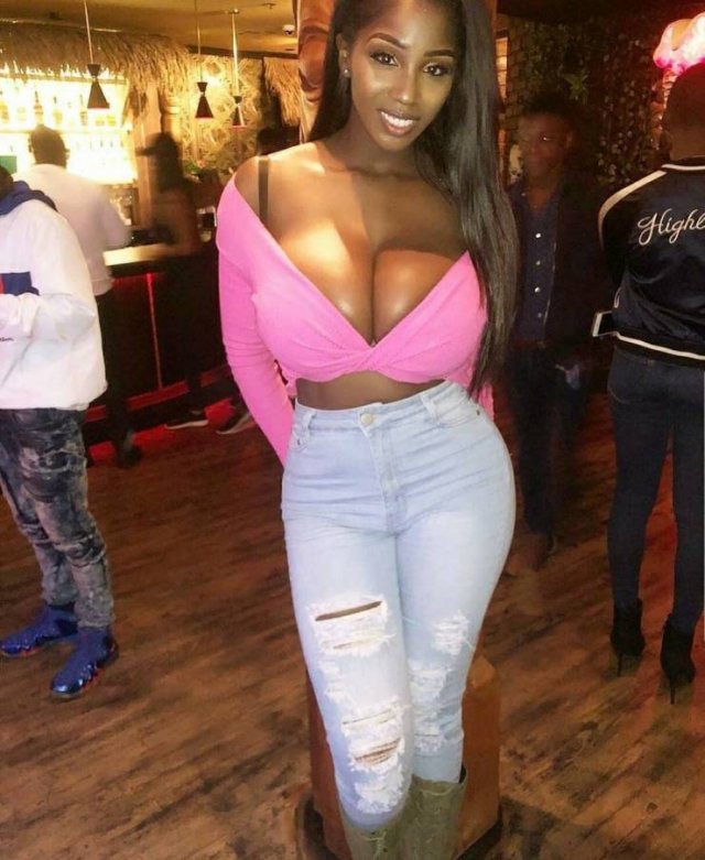 Busty Girls (50 pics)
