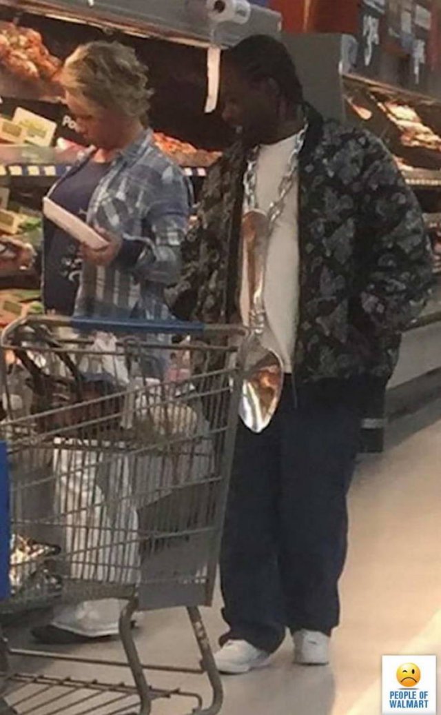Weird People In Stores (33 pics)