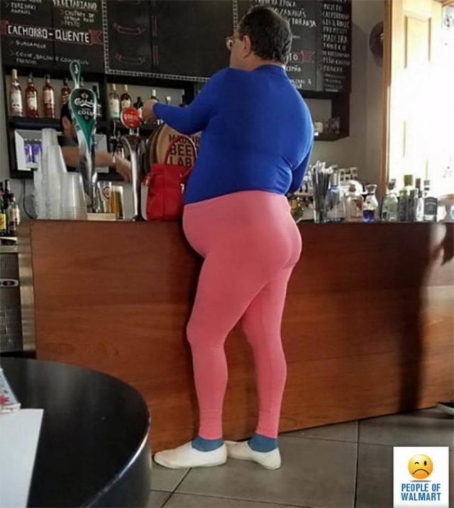 Weird People In Stores (33 pics)