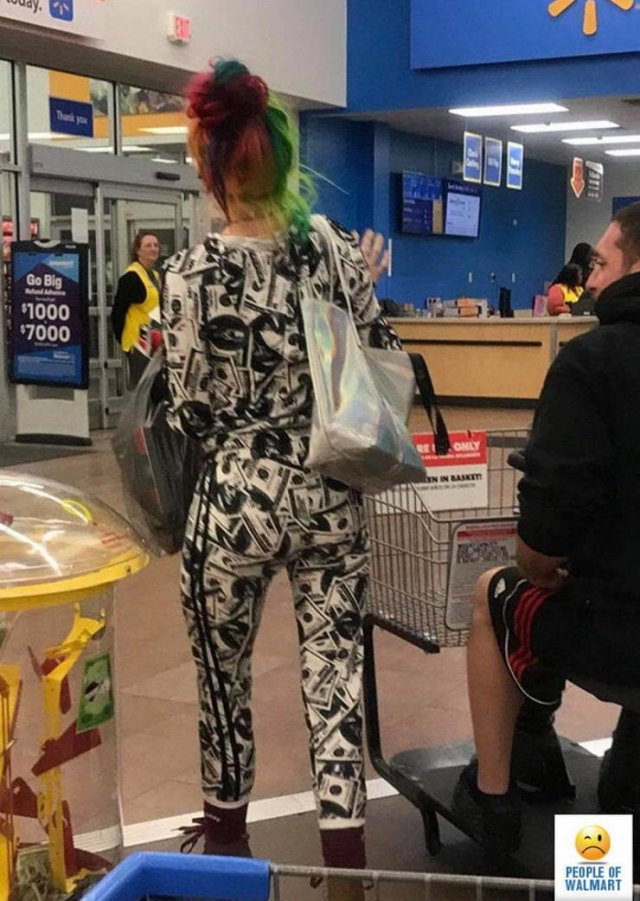 Weird People In Stores (33 pics)
