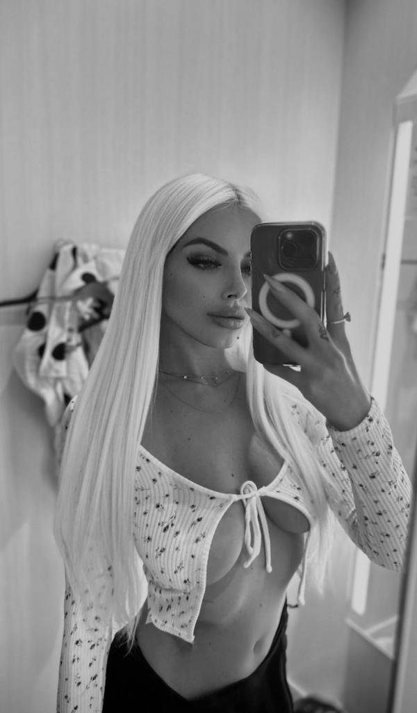 Busty Girls (34 pics)