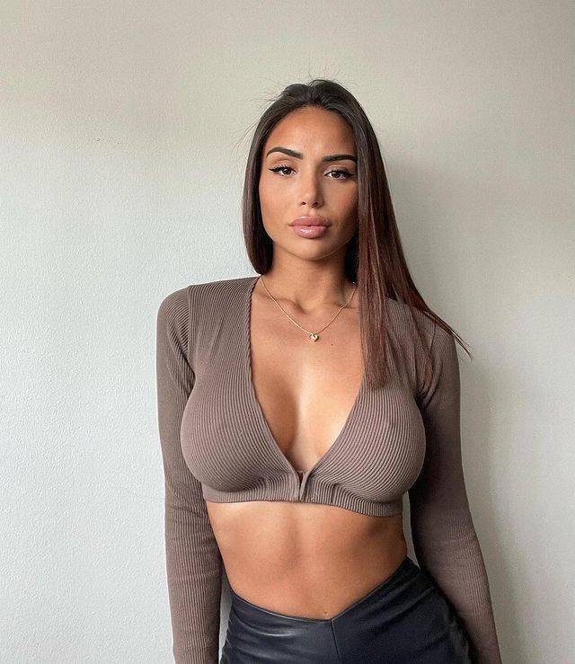 Braless Girls (46 pics)