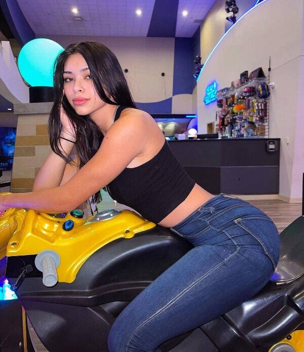 Girls In Jeans (50 pics)