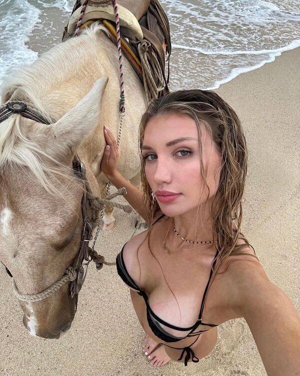 Bikini Girls (51 pics)