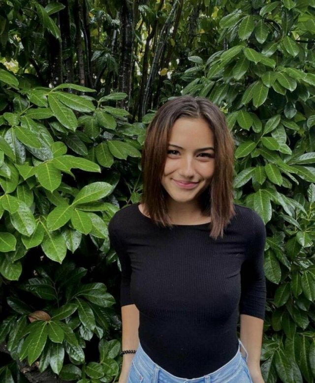 Braless Girls (45 pics)