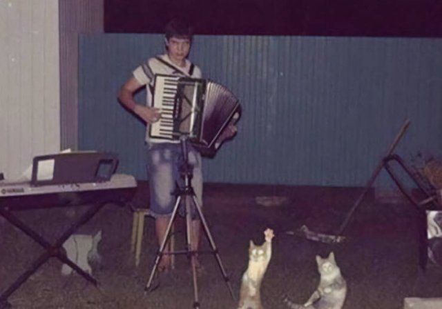 Weird Photos Of Musicians (25 pics)