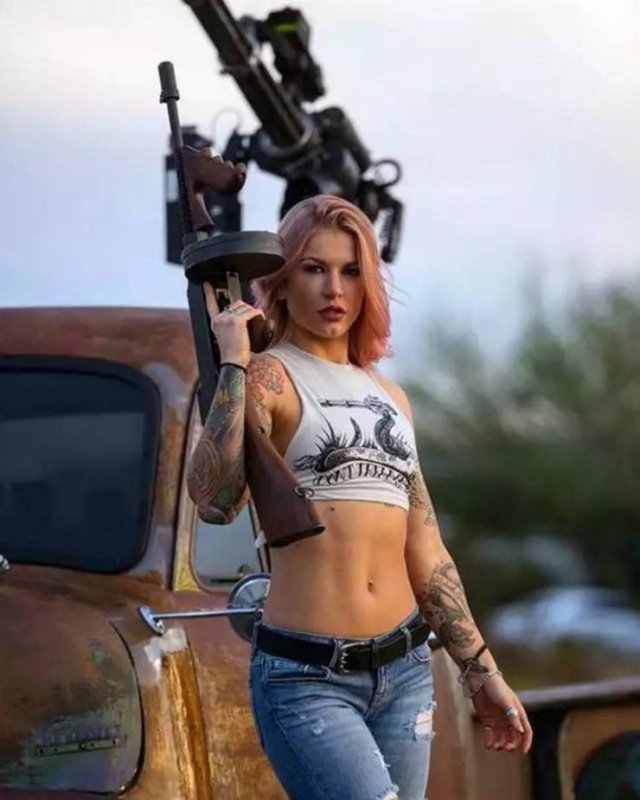 Girls With Guns (61 pics)