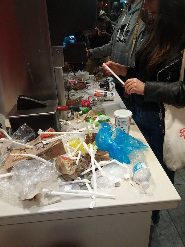 Restaurant Employees Say What Annoys Them (28 pics)