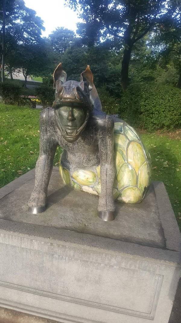 What Is Going On Here? (57 pics)