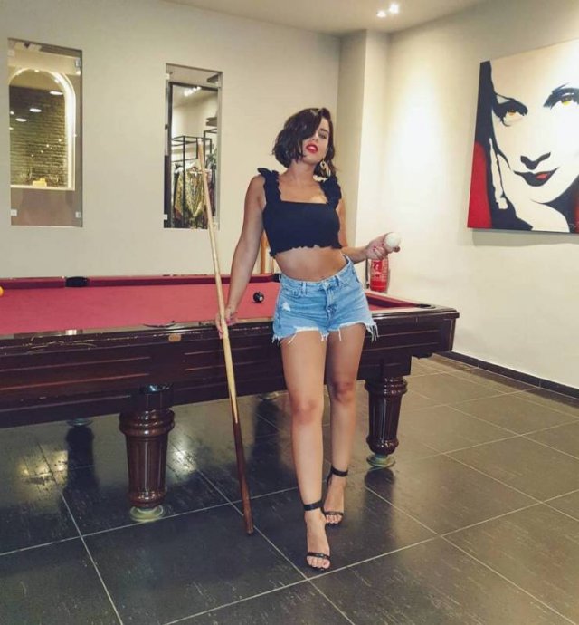 Girls In Shorts (53 pics)