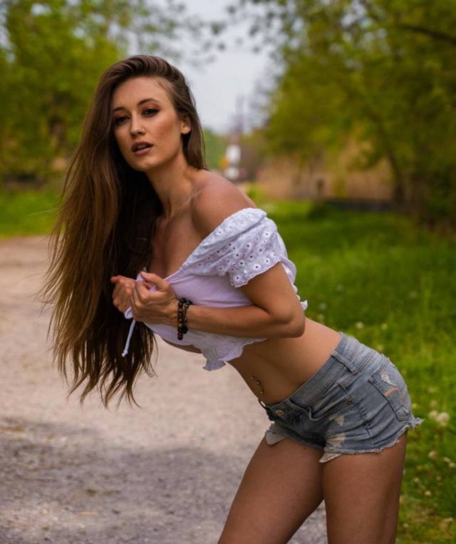 Girls In Shorts (53 pics)