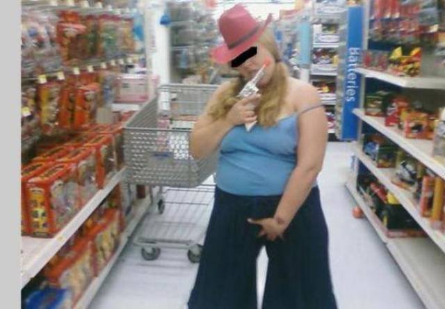 Weird People In Shops (41 pics)