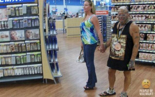 Weird People In Shops (41 pics)