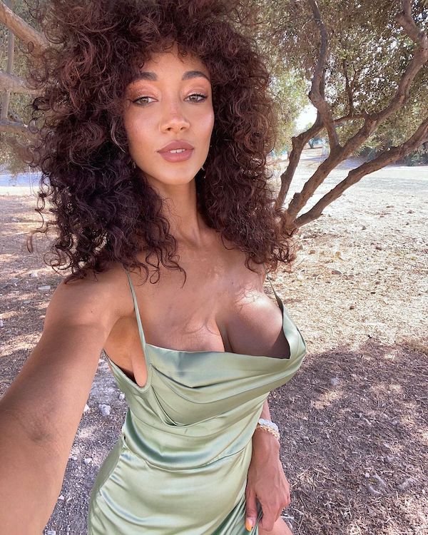 Busty Girls (35 pics)