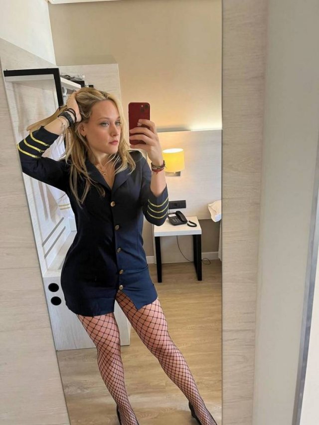 Hot Flight Attendants Without Uniform (25 pics)