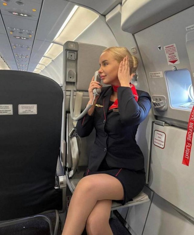 Hot Flight Attendants Without Uniform (25 pics)